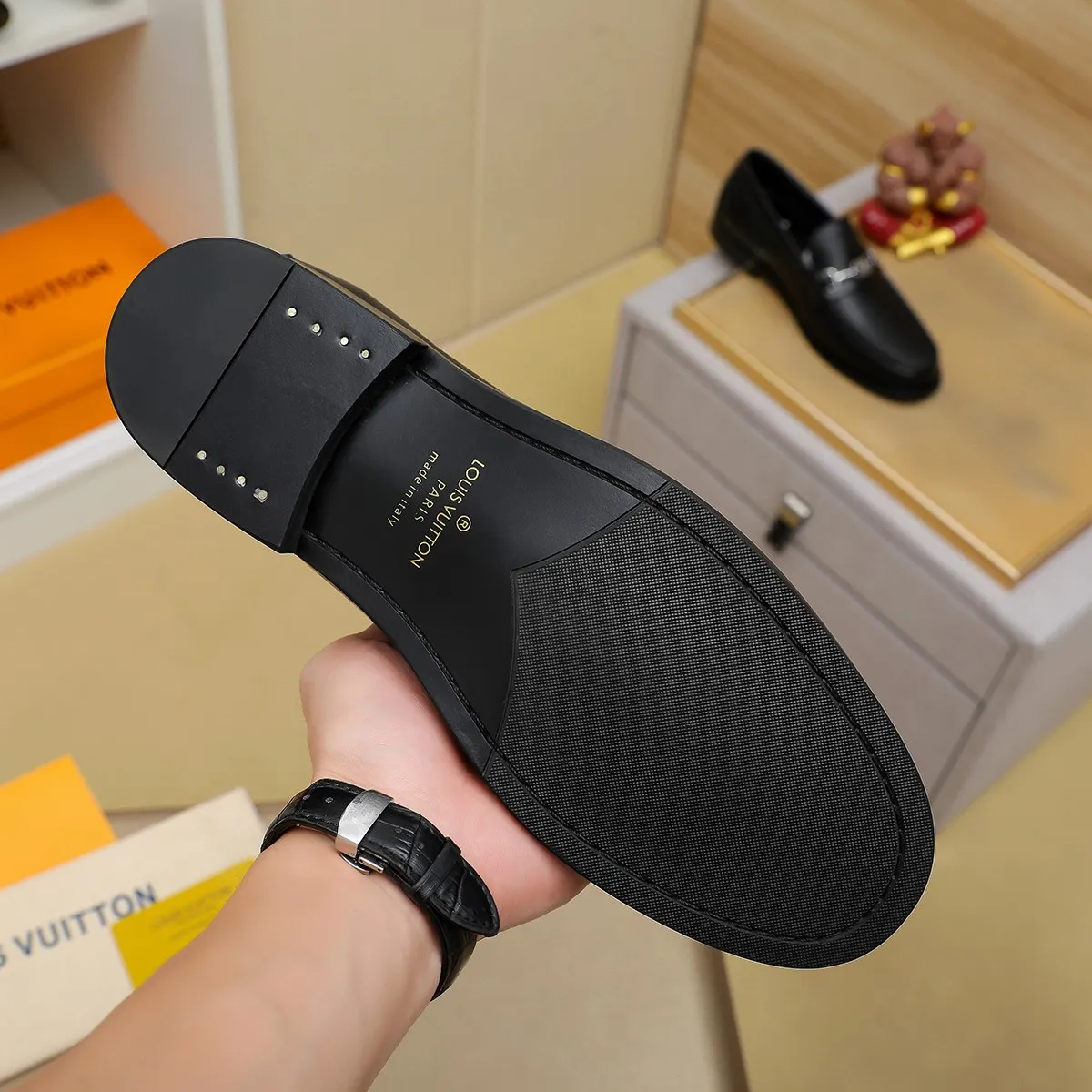 Men's shoes 460 💰 Louis Vuitton LV ® 🆕 model 🔛 full shoe counter, first layer cowhide, 🐂leather lining casual shoes for men, super soft outsole, a must-have for driving. Synchronized with the counter, original first layer cowhide, completely 1:1 mold customization 🌹 top version, color optional! Number: 38-44 (45.46 customized)